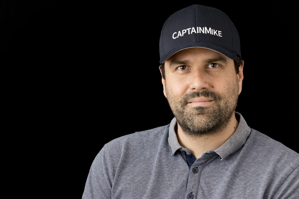 Captain Mike mit schwarzem Cap