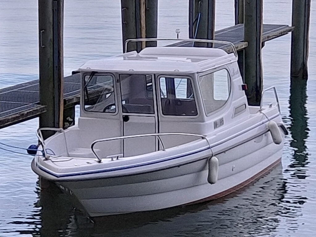 Fisherboat with Cabin - Fischerboot mit Kabine